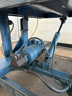 4,000 LB X 48" X 48" HYDRAULIC TILT TABLE. STOCK # 1003925.