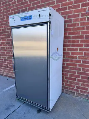 USED THERMO SCIENTIFIC 3950 CO2 INCUBATOR TEMP RANGE  29 CUFT, 60C°, 120V