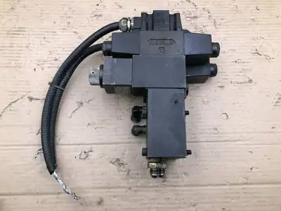 Daikin Kogyo MT-02B-40 Dual Solenoid Throttle Check Directional Control Valve