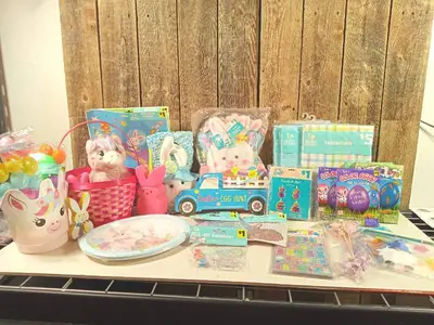 Lot of Easter (eggs, door hanger, etc.)