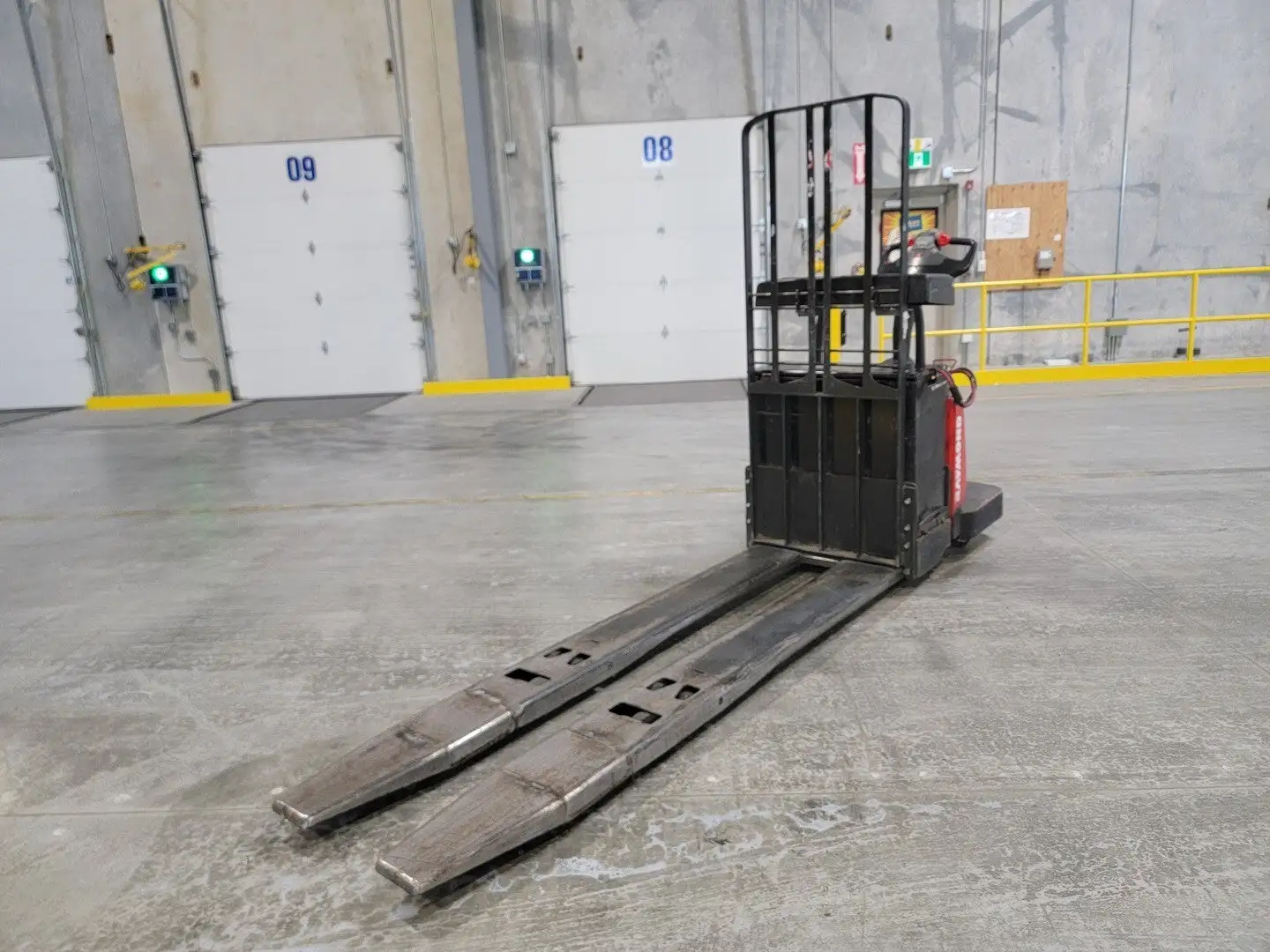 USED RAYMOND 8410