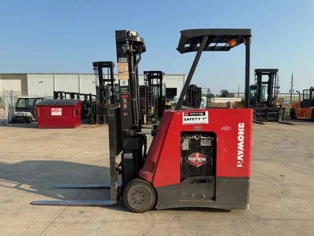 Used RAYMOND 425C35TT 3-Wheel Stand up Electric Counterbalance Forklifts Illinois US | Somerset Equipment Sales #1546199
