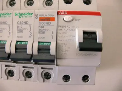USED LOT OF 9 CIRCUIT BREAKERS, 7 SHNEIDER ELECTRIC, 1 MERLIN GERIN, & 1 ABB