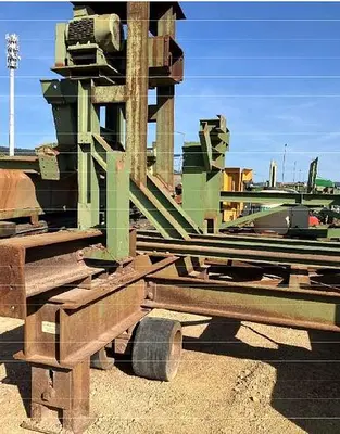 - Mobile screening plant (screen, conveyor belt, vibrating chute) with trailer