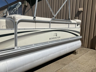 USED 2004 BENNINGTON 2280 RL
