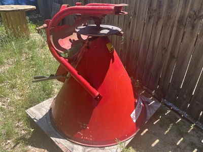 USED COSMO 500 FERTILIZER SPREADER