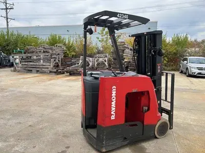 Used RAYMOND 415C35TT 3-Wheel Stand up Electric Counterbalance Forklifts Illinois US | Somerset Equipment Sales #1546182
