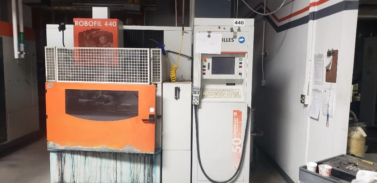 Used 2002 CHARMILLES ROBOFIL-440 Wire EDM California US | Deal Makers Machinery #395338