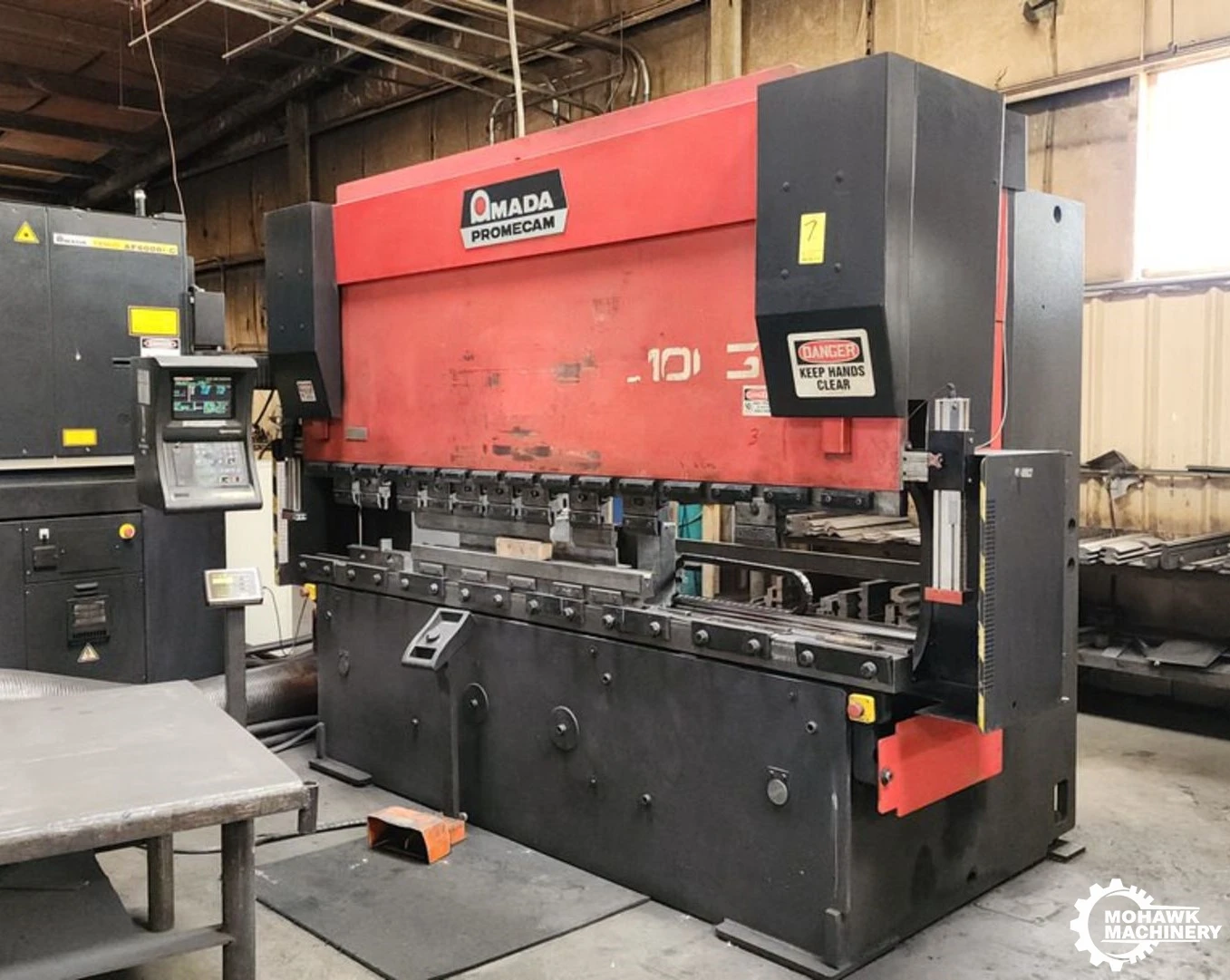 10' AMADA PROMECAM 100-TON "HFBO 100/3" CNC HYDRAULIC PRESS BRAKE w/AMADA OPCHXT5 OPERATEUR CNC BACK GAUGE - QUICK CHANGE DIE HOLDERS - 122” OVERALL - 106” BETWEEN HOUSINGS