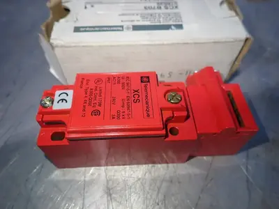 NEW TELEMECANIQUE XCS B703