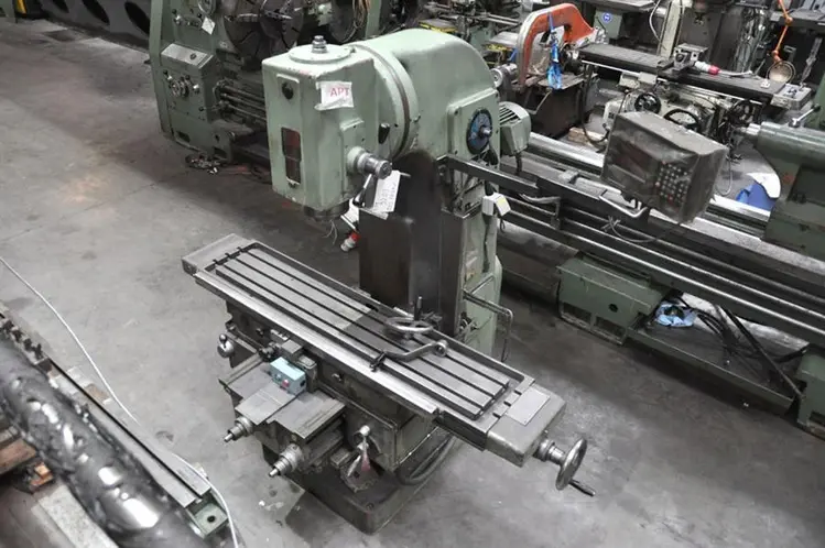 Used TOS FA3AV X: 890 - Y: 275 - Z: 400MM Universal Machining Centers | Apt International N.V #364521