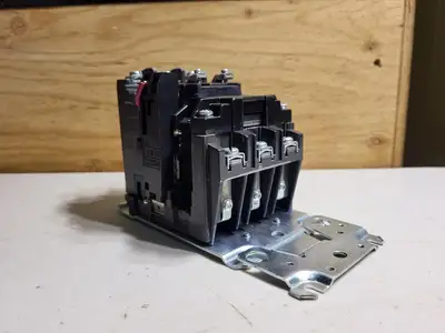 27 Amp, 3 Pole, NEMA1, 110/120 VAC Coil Base Contactor 500F-BOD930