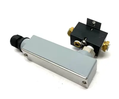USED DWYER INDUSTRIAL PRESSURE TRANSMITTER W/ MRA-2DC MANIFOLD