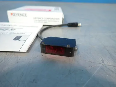 NEW KEYENCE PZV12P
