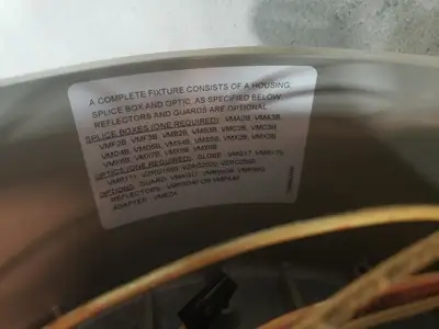 100W, HPS, 120/277/347 V Lighting Fixture VM3S106NR w/ Bulb & Wire Guard
