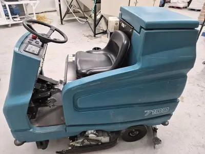 USED TENNANT 7100