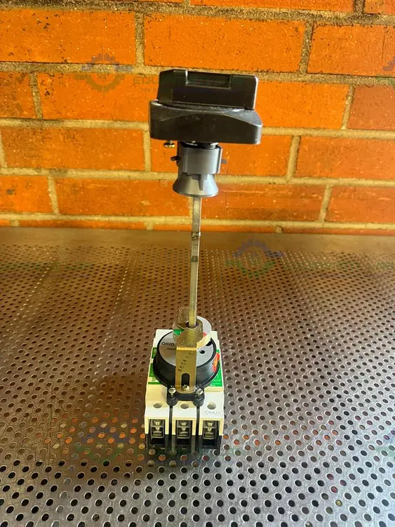 Used CUTLER HAMMER GI 125 MOLDED CASE CIRCUIT BREAKER W/ ON/OFF KNOB Electronics & Components California US | Equipment Lab #1455979
