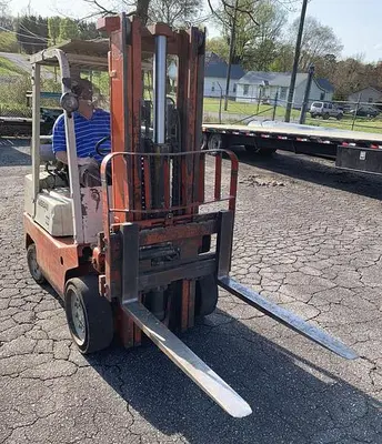 USED NISSAN 5,000 LB. PROPANE FORK-LIFT WITH SIDE-SHIFT