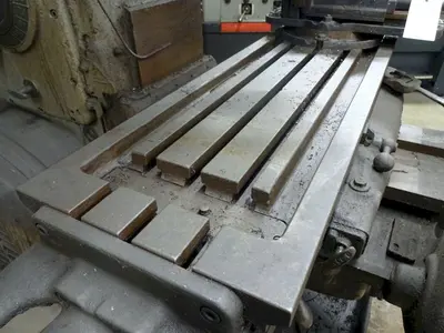 #3 KEARNEY & TRECKER MILWAUKEE MODEL #3 VERTICAL MILLING MACHINE 64" x 13" x 10 HP: YOBRO #24458