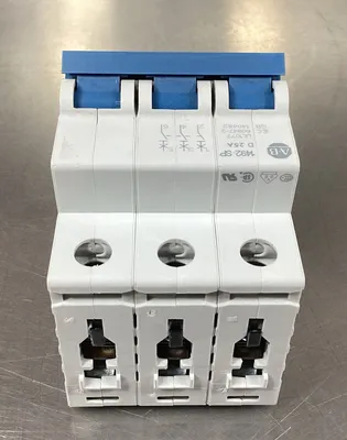 ALLEN BRADLEY 1492-SPM3D250 /D 25A Circuit Breaker 3P 4D-28