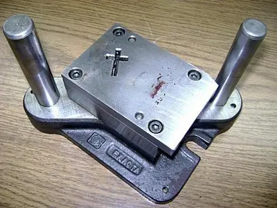 1572-390 Stamping Press Tool And Die To Make Religious Cross- Jewelry Pendant
