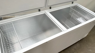171-0376 90" Solid Top Self Contained Chest Freezer