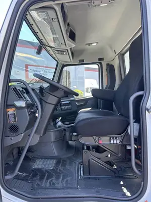 USED 2022 VOLVO VNR42T300