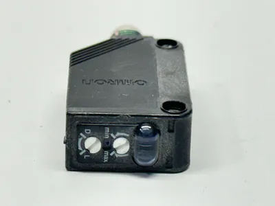 USED OMRON PHOTOELECTRIC SENSOR 0.5-2M MALE M8 4-PIN PNP