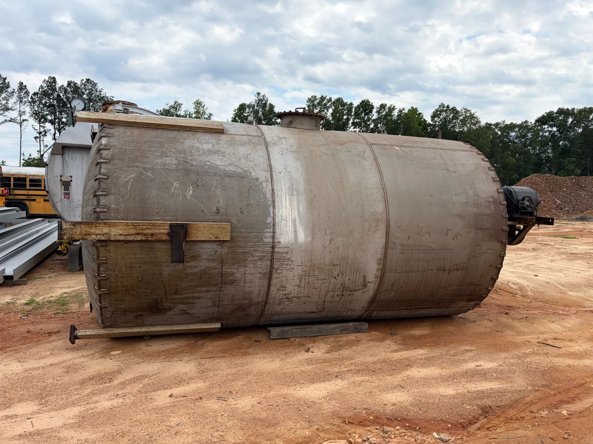 5500 GALLON STAINLESS STEEL AGITATED MIXING TANK PROCESS VESSEL 19FT TALL