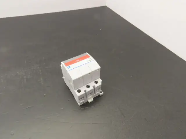 Fuji Electric CP30FM-3P003 Circuit Breakers 250VAC 3A 3-Pole