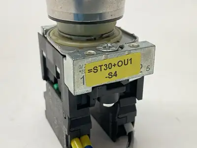USED SIEMENS KEYLOCK SWITCH 2-POSITION 10A 500V 22.3MM