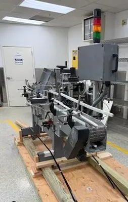 Used UNIVERSAL 320 WRAP LABELER FOR LARGER CONTAINERS 322 ROUND PRODUCTS LABELER Labelers Illinois US | Save on Equipment #1566499