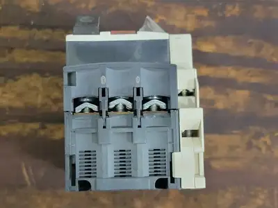 Used SCHNEIDER ELECTRIC GV2ME16 Switchgears British Columbia CA | Lenmark #242047