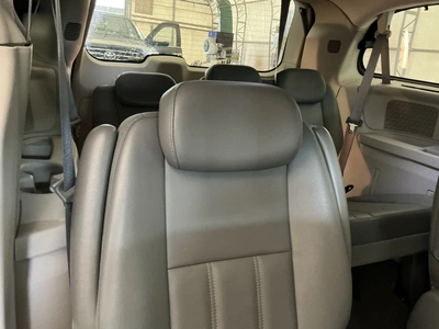 USED 2009 CHRYSLER TOWN AND COUNTRY