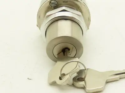 Allen Bradley 800T-H33B Cylinder Lock Selector Switch 2 Position Keyed Ser T