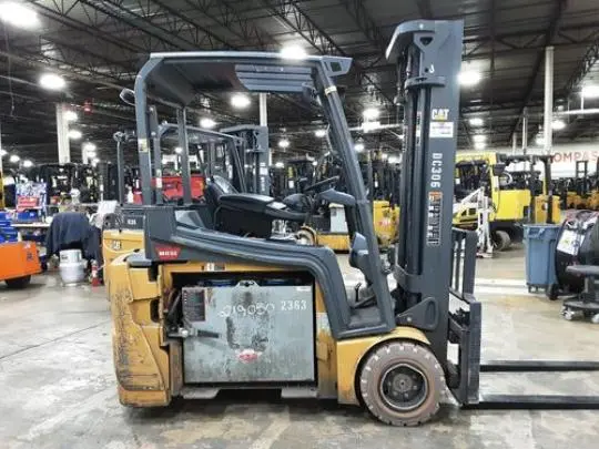 Used 2019 CATERPILLAR 2ET4000 3-Wheel Stand up Electric Counterbalance Forklifts | Russell Equipment #724033
