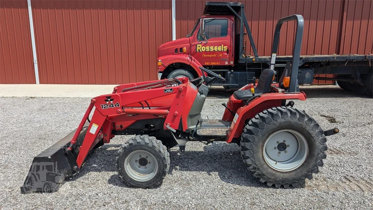 Used 2001 MASSEY FERGUSON 1233 Agricultural Tractors | Rosseel's Equipment Inc #720693