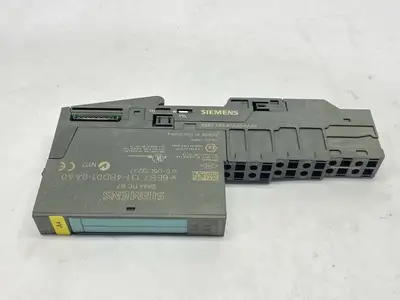 6ES7131-4BD01-0AA0 | Siemens  Digital Electronic Module w/ 6ES7193-4CA50-0AA0 - Used