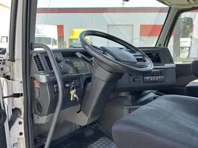 USED 2022 VOLVO VNR42T300