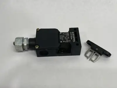 USED SCHMERSAL SAFETY INTERLOCK SWITCH & KEY 161157373