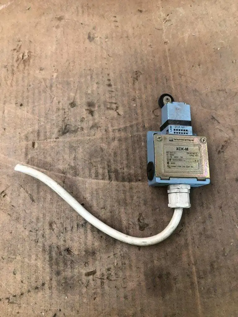 Telemecanique XCK-M Roller Lever Momentary Limit Switch 240V 3A