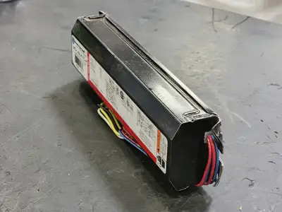 USED UNIVERSAL LIGHTING 443-L-SLH-TC-P