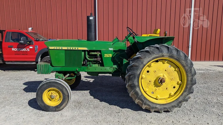 Used 1970 JOHN DEERE 2520 Agricultural Tractors | Rosseel's Equipment Inc #720618