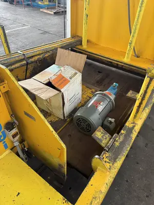 BRUDI HYDRAULIC PALLET CHANGER / LOAD TRANSFER STATION. STOCK # 0445925.