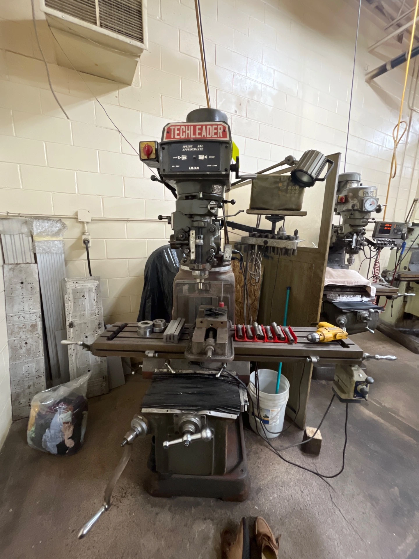 Used 1995 LILIAN MACHINERY 3VHR Vertical Mills Ontario CA | Aucto #1369817