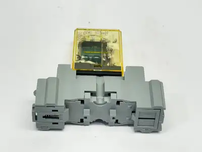 SY2S-05C,RY2S-U | IDEC SY2S-05C Relay Base w/ RY2S-U Relay 24VDC - Used