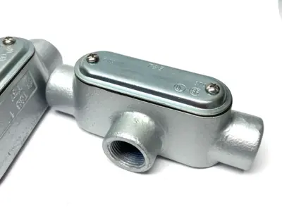 USED ABB THOMAS & BETTS T-STYLE CONDUIT OUTLET BODY 1" W/ GASKET & COVER