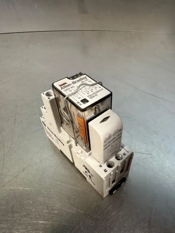 Used Allen-Bradley Allen Bradley 700-AV3R / 700-HN104 / 700-HC24A1-4 PLC Contactors South Carolina US | Palmetto Automation #1161330