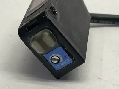 PZ-M62P | Keyence  Built-In Amplifier Photoelectric Sensor Square Retro-Reflective - Used