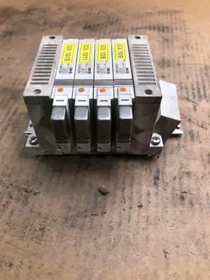 SMC VV5Q21-04N7F82-D8 Solenoid 4 Valve Manifold w/ VQ2101N-51 Single Solenoid
